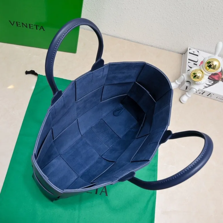 The batch of 2000 BV tote bag (small four compartments) has finally been shipped🔥🔥 The leather feels great! It's a very low-key bag. The more I look at it, the more I like it. I usually go out for rides and planes because I have a lot of stuff and need to carry a computer. Carrying a bag like this is all it takes. It comes with a small bag for storage, which is very convenient. Style number: 9898 Size: 38*10*28cm